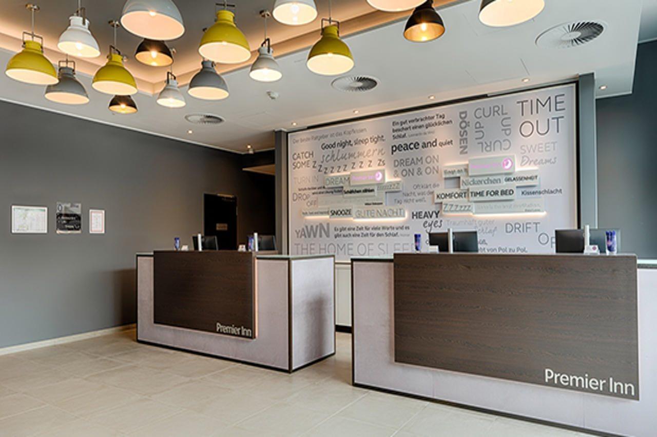 Premier Inn Hamburg City Klostertor Buitenkant foto